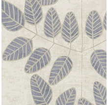 Vliesbehang met groot bladpatroon en fijne textielstructuur.