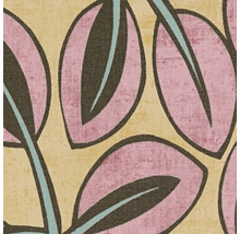 Behang met botanisch bladpatroon, gestileerde bladeren in roze en bruin met lichtblauwe nerven op een beige achtergrond.