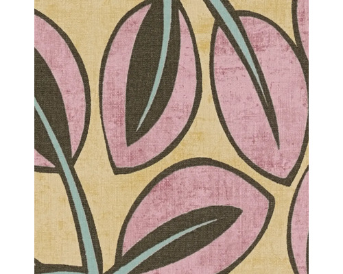 Behang met botanisch bladpatroon, gestileerde bladeren in roze en bruin met lichtblauwe nerven op een beige achtergrond.