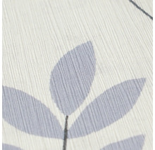 Detailweergave van behang met bladerpatroon en fijne lijnstructuur.