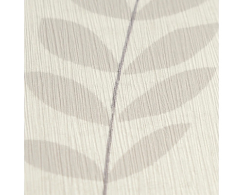 Close-up van vliesbehang met een bladerpatroon en een fijne verticale structuur.