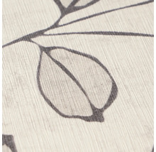 Detailopname van vliesbehang met een gestructureerde achtergrond en een botanisch bladpatroon in donkere contouren.