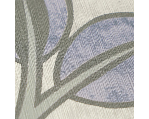 Detailopname vliesbehang met bladmotief in grijs en paars en een fijne verticale structuur.