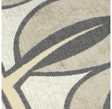 Detailopname van behang in beige en grijs met een bladerpatroon en een fijne textielstructuur.