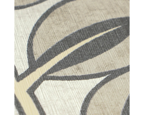 Detailopname van behang in beige en grijs met een bladerpatroon en een fijne textielstructuur.