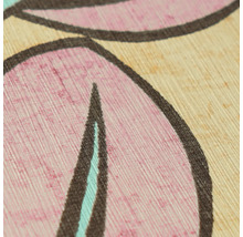 Detailopname van gestructureerd behang met bloemenpatroon en donkere contouren.