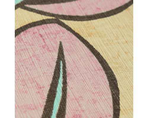 Detailopname van gestructureerd behang met bloemenpatroon en donkere contouren.