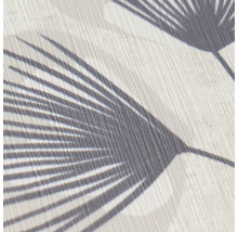 Detailopname van vliesbehang met een floraal grassenpatroon en een fijne lijnstructuur.