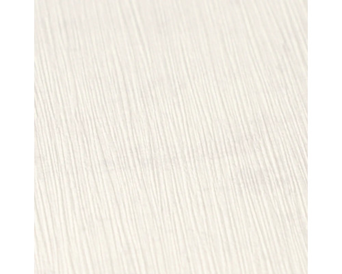 Close-up van wit behang met een fijne verticale ribbelstructuur.
