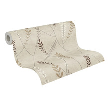 Vliesbehang met bladpatroon in beige- en bruintinten op een rol.