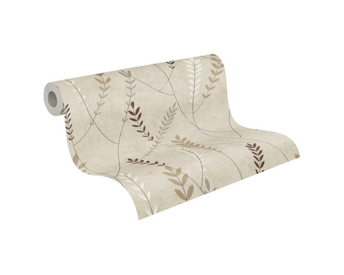 Vliesbehang met bladpatroon in beige- en bruintinten op een rol.