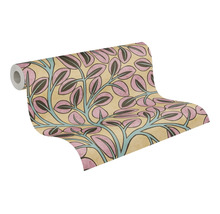 Vliesbehang met grafisch bladerpatroon in roze, donkerbruin en blauw op een beige ondergrond.