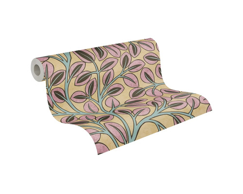 Vliesbehang met grafisch bladerpatroon in roze, donkerbruin en blauw op een beige ondergrond.