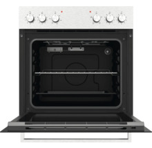 Inbouwoven met open deur, roestvrijstalen bedieningspaneel met zes draaiknoppen, zwart interieur met rooster en bakplaat.