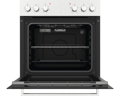 Inbouwoven met open deur, roestvrijstalen bedieningspaneel met zes draaiknoppen, zwart interieur met rooster en bakplaat.