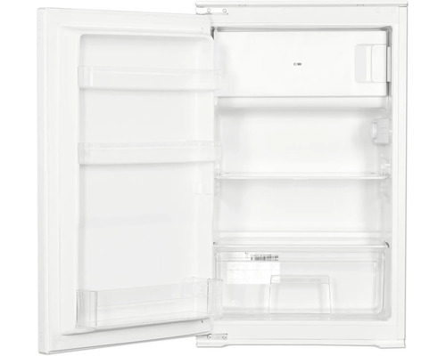 Witte inbouwkoelkast met geopende deur, interieur met legplateaus, vriesvak en groentelade.