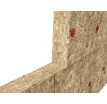 Minerale wol isolatieplaten gemonteerd op een muur met isolatiepluggen.