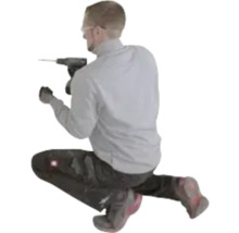 Klusser knielt en werkt met een accuboorschroefmachine.