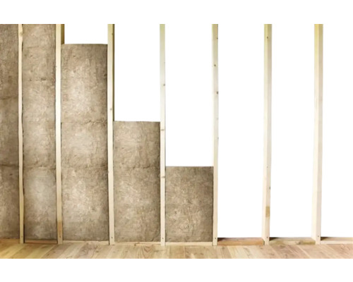 Isolatieplaten van steenwol geplaatst in een houten wandframe voor thermische en akoestische isolatie bij binnenafwerking.