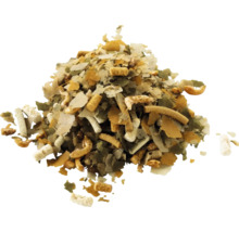 Mix van visvoer bestaande uit vlokken, sticks en gedroogde schaaldieren voor aquariumvissen.