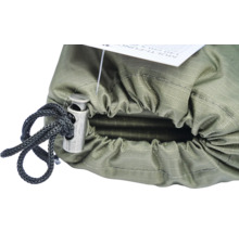 Detailopname van een groene stoffen opbergzak met een zwart trekkoord en een zilveren koordstopper.