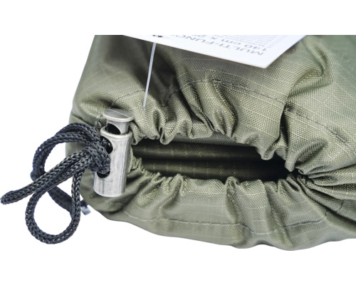 Detailopname van een groene stoffen opbergzak met een zwart trekkoord en een zilveren koordstopper.