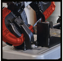 Metaalbandzaag in actie bij het zagen van een werkstuk met klemsysteem op een stabiele voet.