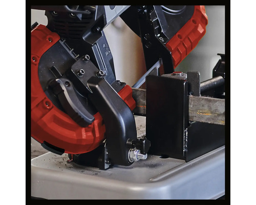 Metaalbandzaag in actie bij het zagen van een werkstuk met klemsysteem op een stabiele voet.