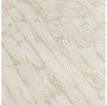 Structuurbehang in lichtbeige met een fijne, verticale oppervlaktestructuur in natuursteenlook.