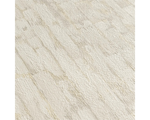 Structuurbehang in lichtbeige met een fijne, verticale oppervlaktestructuur in natuursteenlook.