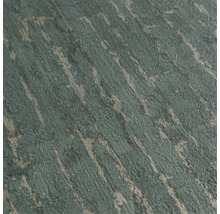 Close-up van gestructureerd behang met glinsterende metallic lijnen en een organisch, steenachtig oppervlak.