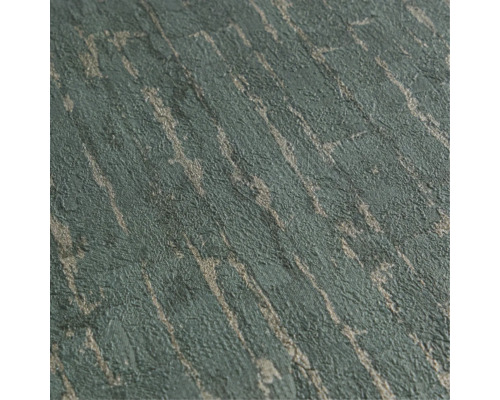 Close-up van gestructureerd behang met glinsterende metallic lijnen en een organisch, steenachtig oppervlak.