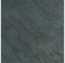 Gestructureerd vliesbehang met verticale streepstructuur en metaalachtige accenten.