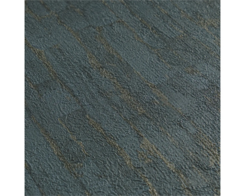 Gestructureerd vliesbehang met verticale streepstructuur en metaalachtige accenten.
