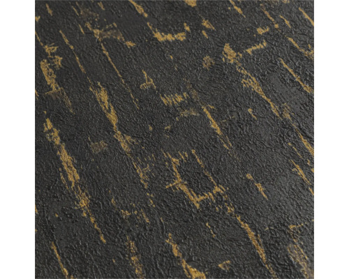 Close-up van gestructureerd vliesbehang met een donker oppervlak en metaalachtig gouden verticale strepen.