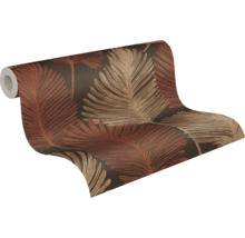 Vliesbehang met groot palmbladpatroon in bruin, koper en beige.