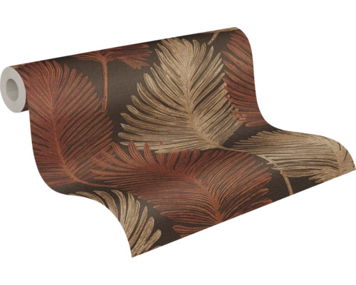 Vliesbehang met groot palmbladpatroon in bruin, koper en beige.