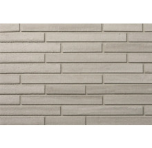 Grijze lange steenstrips in verspringend patroon met een gestructureerd oppervlak voor wandafwerking.