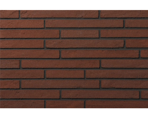 Steenstrips in slank langformaat met een gestructureerd oppervlak en donkere voegen.