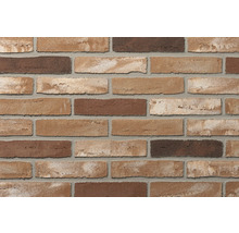 Steenstrip in baksteenlook met gestructureerd oppervlak en grijze voegen.