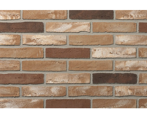 Steenstrip in baksteenlook met gestructureerd oppervlak en grijze voegen.