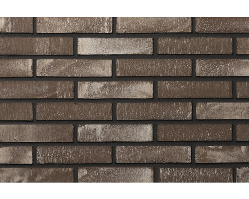 Gestructureerde steenstrips in bruin en grijs met donkere voegen.