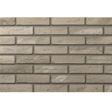 Steenstrips in steenlook met ruw oppervlak in lichtgrijs.