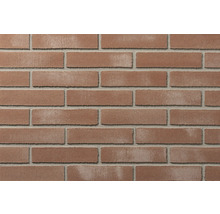 Rode steenstrips in baksteenlook voor wandbekleding met lichte voegen.