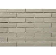 Steenstrips met baksteenlook en een gestructureerd oppervlak met horizontale groeven.