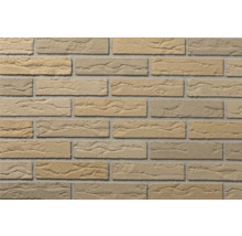 Steenstrips met een ruwe, gestructureerde oppervlakte en horizontale voegen.