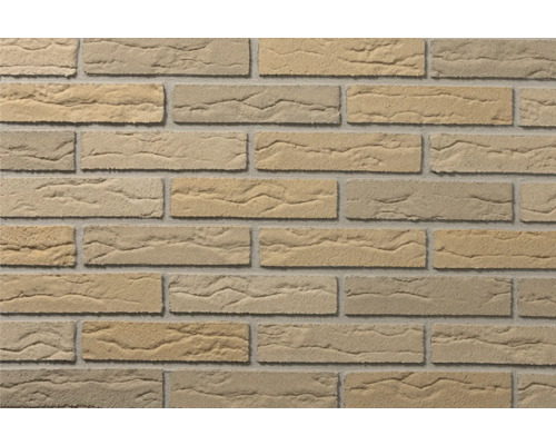 Steenstrips met een ruwe, gestructureerde oppervlakte en horizontale voegen.