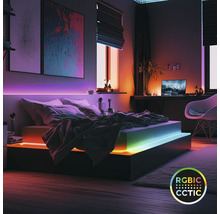 Moderne slaapkamer met gekleurde LED-strips onder het bedframe en achter het hoofdbord. Slimme RGBIC- en CCT-verlichting.