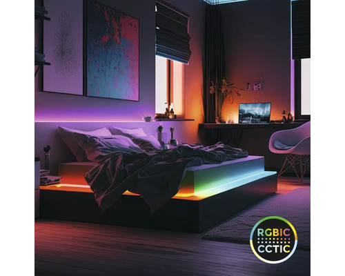Moderne slaapkamer met gekleurde LED-strips onder het bedframe en achter het hoofdbord. Slimme RGBIC- en CCT-verlichting.