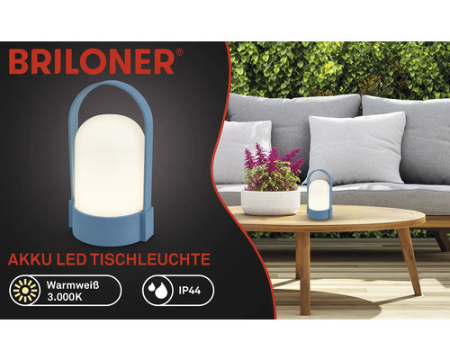 Briloner Logo, oplaadbare LED-tafellamp voor buiten, warmwit licht 3000 Kelvin, IP44 spatwaterdicht, draagbare lamp met handvat op een tuintafel.